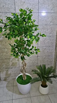 شجرة زينة صناعية مع حوض ديكور