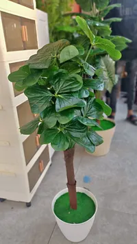 شجرة زينة صناعية بوعاء أبيض