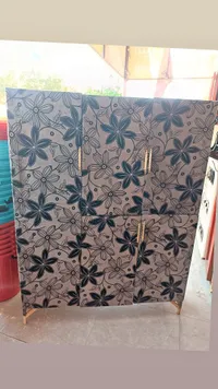 خزانة ملابس خشبية بنقشة زهور
