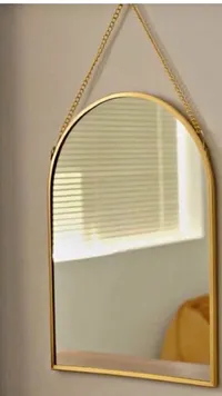 مرآة حائط مقوسة بإطار ذهبي مع سلسلة تعليق