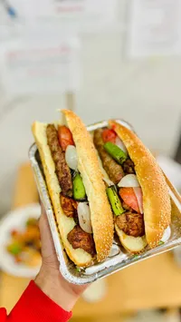 ساندويتش لحم مشوي بالخضار