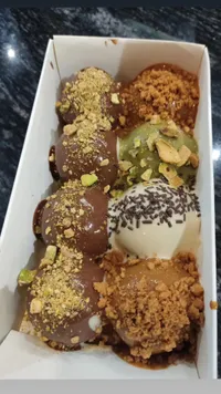 تشكيلة حلويات شوكولاتة وتمر