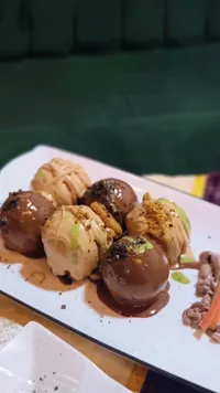 معجنات شوكولاتة وكريمة - وجبة فاخرة