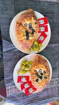 فطيرة الجبنة والزيتون مع كاتشب هاينز (Heinz)