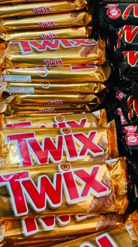 أصابع بسكويت مغطاة بالشوكولاتة والكراميل - تويكس (Twix)