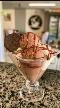 كأس آيس كريم الشوكولاتة مع بسكويت أوريو