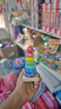 لعبة الأقراص الهرمية الملونة