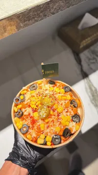 بطاطس مقلية بالجبنة والذرة والزيتون (Fries)