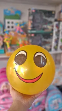 كرة وجه مبتسم