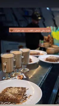 قهوة دافئة مع حلويات - عرض مميز
