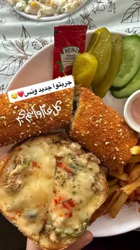 برجر لحم مع الجبن والخضار