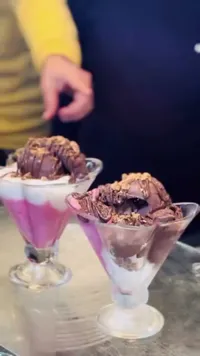 بوظة شوكولاتة مع صلصة