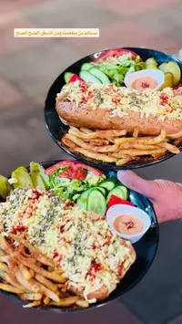 وجبة شاورما مع بطاطس وسلطة طازة
