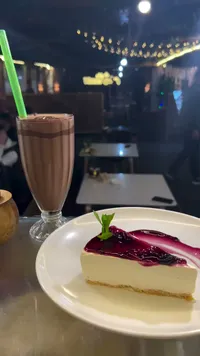 كيك الجبن بصلصة التوت