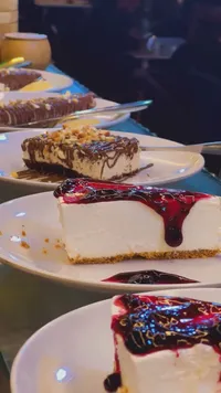 كيك الجبن بالشوكولاتة والفراولة