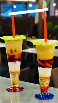 كوكتيل طبقات الفواكه المنعش