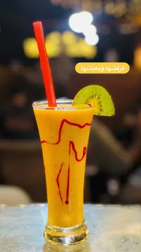 عصير كوكتيل استوائي طازج
