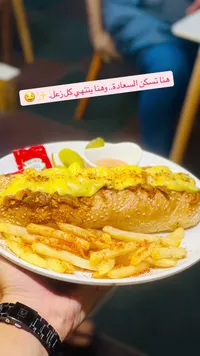 ساندويتش تشيز ستيك بالجبنة مع البطاطس المقلية