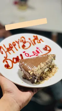 قطعة كيك الشوكولاتة والمكسرات لعيد الميلاد