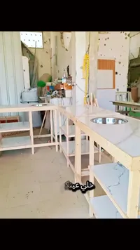 طاولة مطبخ خشبية مع حوض غسيل