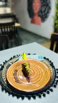 قطعة كيك الشوكولاتة بالفستق الحلبي