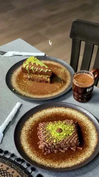 تشكيلة حلويات الشوكولاتة والفستق الحلبي