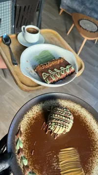 كيكة الشوكولاتة بصوص الماتشا