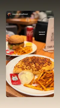 وجبة برجر مع بطاطا مقلية