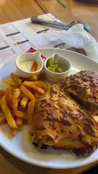 وجبة كالزوني بالجبنة - مطعم محلي