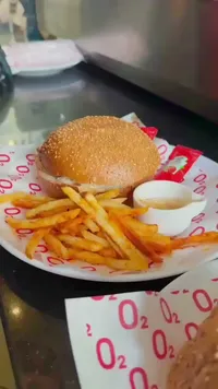 وجبة برجر مع بطاطس مقلية - مطعم أكسجين (O2)