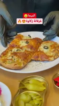 بيتزا الميجا بالجبنة والزيتون