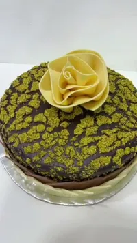 قالب كيك الشوكولاتة بالفستق الحلبي