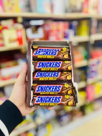 أصابع ويفر محشوة بالشوكولاتة - سنيكرز (Snickers)