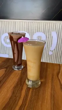 مشروب ميلك شيك شوكولاتة وفواكه