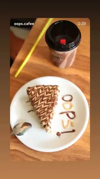 قطعة كيك الشوكولاتة - أوبس كافيه (Oops Cafe)