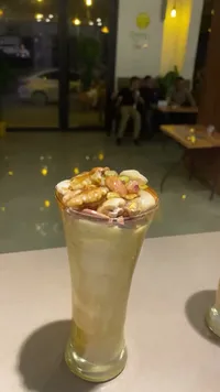 مشروب كوكتيل المكسرات البارد