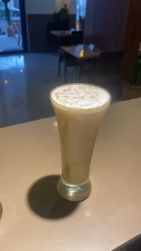 مشروب لاتيه بارد بالكراميل