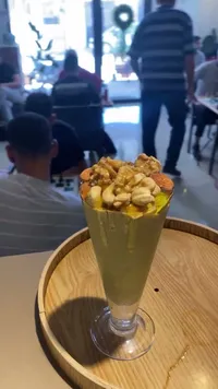 كأس الأفوكادو بالمكسرات والعسل