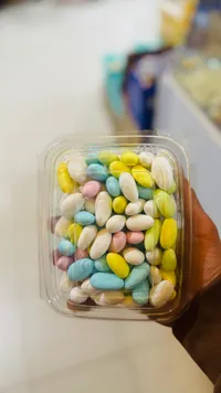 حلويات ملونة متنوعة