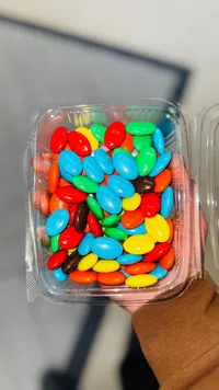 قطع شوكولاته ملونة