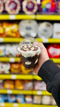 آيس كريم شوكولاتة بالكريمة