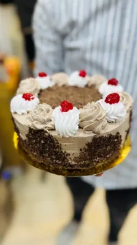 كعكة الغابة السوداء بالشوكولاتة والكريمة