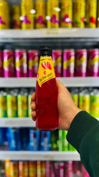 مشروب غازي بنكهة الفراولة - شويبس (Schweppes)