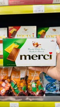شوكولاتة بالحليب والبندق واللوز - ميرسي (Merci)