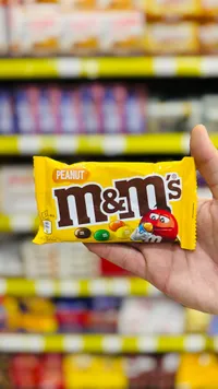 حلوى الشوكولاتة بالفول السوداني - إم آند إمز (M&M's)