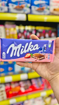 شوكولاتة بالحليب محشوة بكريمة الفراولة - ميلكا (Milka)