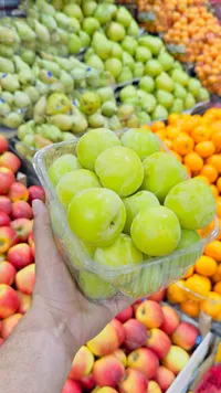برقوق أخضر طازج