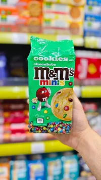 كوكيز بقطع الشوكولاتة - إم آند إمز (M&M's)