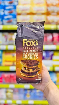 كوكيز مغطى بنصفه بشوكولاتة الحليب - فوكس (Fox's)