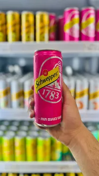 مشروب غازي بنكهة الفراولة - شوبيبس (Schweppes)